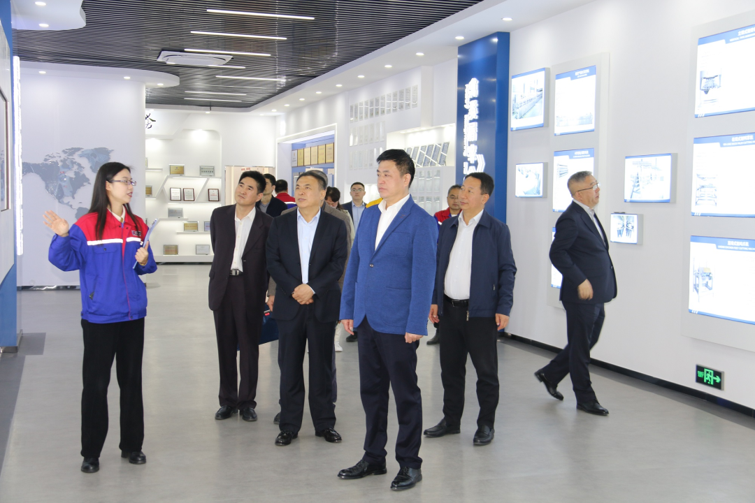 青島市政協(xié)副主席、市工商聯(lián)主席崔作一行蒞臨銳智股份調研考察